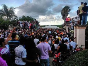 Thousands of people gathered Tuesday in the Dominican Republic to say goodbye to Oscar Taveras, who died on Sunday as a result of a car accident. (Photo by Franklin Martinez)